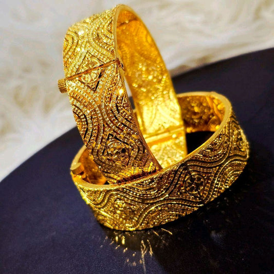1 pair diamond cut bangle. Screw type. Sizes available. Function wear type of jewellery. Code 553