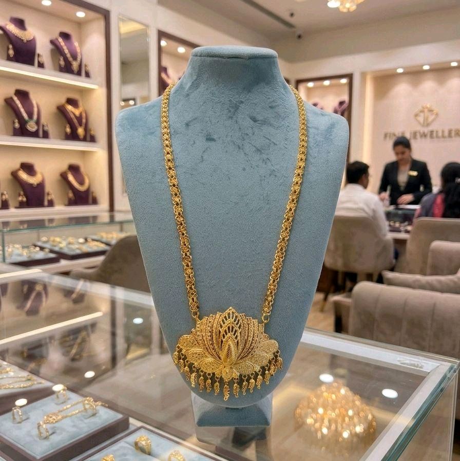 🌸 Elegant Gold Electroplating Chain Necklace 🌸

Discover the Lv01 necklace, a stunning piece for women's fashion. This necklace features a delicate gold electroplating chain, perfect for any outfit. The intricate floral pendant adds a touch of elegance