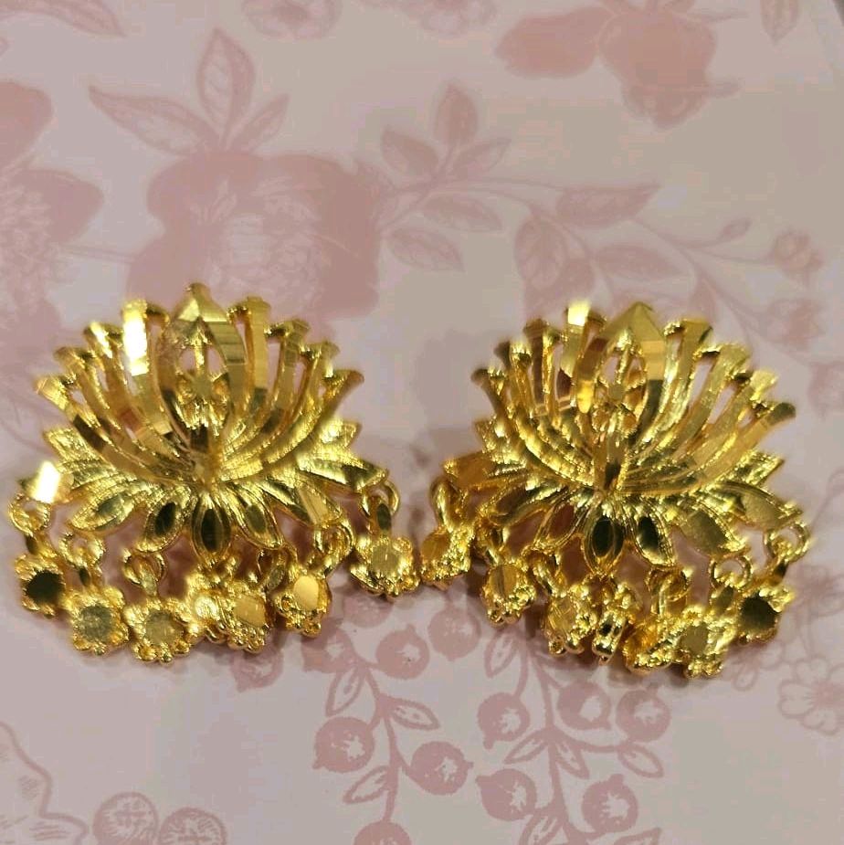 1 inch length lotus diamond cut earrings with smgold plated dongles. Not 916 gold. Indian screw type