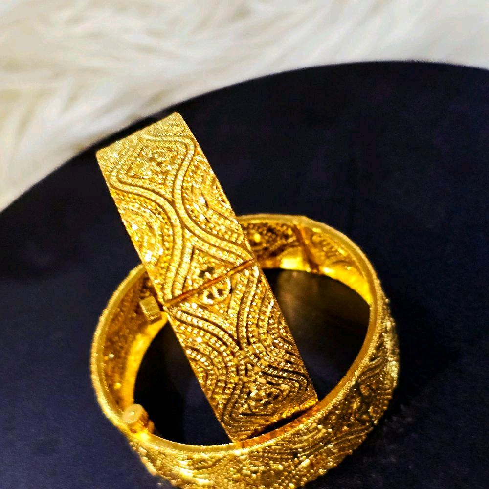 1 pair diamond cut bangle. Screw type. Sizes available. Function wear type of jewellery. Code 553
