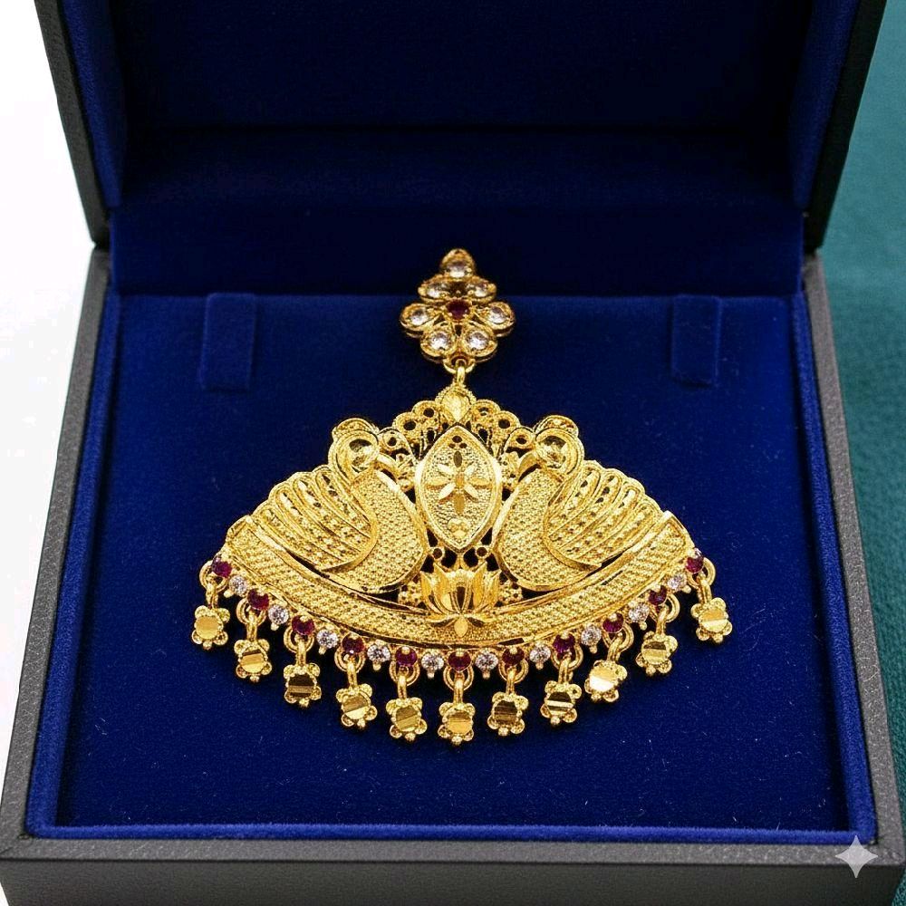 Annam aatil locket. 1.5 inches in width. Not 916 gold. Locket only
