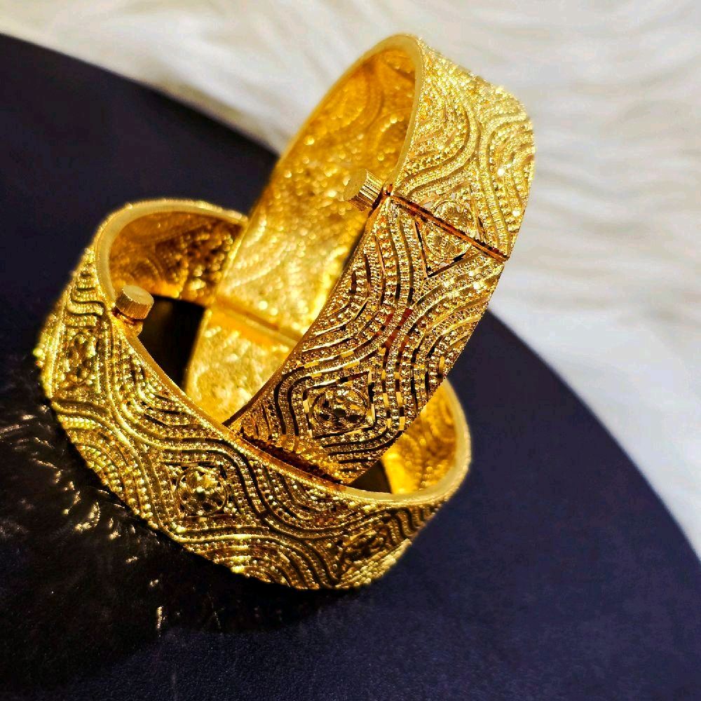 1 pair diamond cut bangle. Screw type. Sizes available. Function wear type of jewellery. Code 553