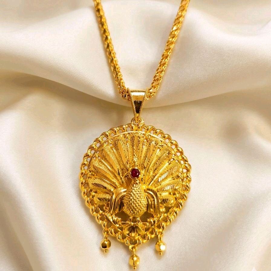 28 inches diamond cut chain with removable peacock locket. NOT 916 GOLD. CODE P989