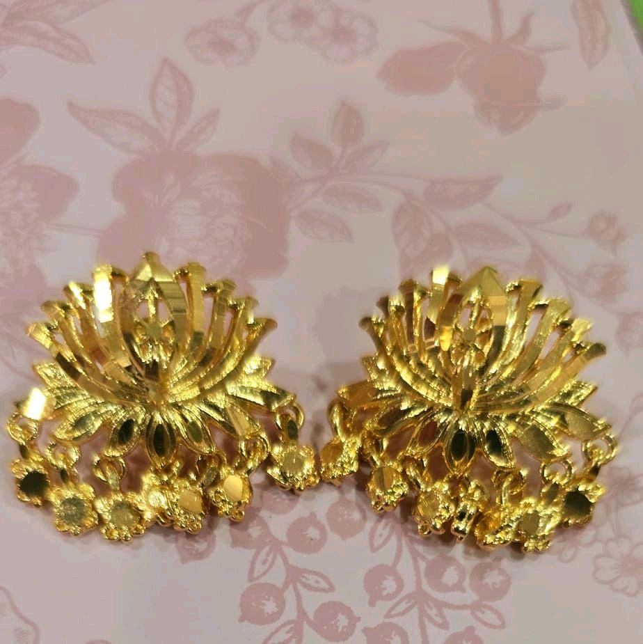 1 inch length lotus diamond cut earrings with smgold plated dongles. Not 916 gold. Indian screw type