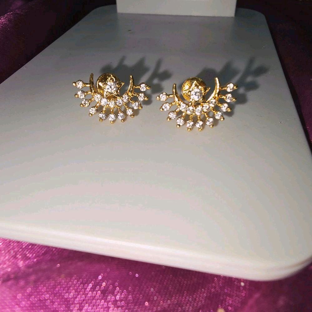 Small cut burst fanearrings. Indian screw type. Not 916 gold