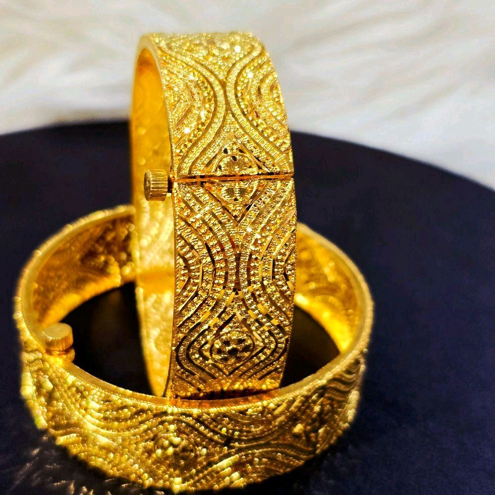 1 pair diamond cut bangle. Screw type. Sizes available. Function wear type of jewellery. Code 553