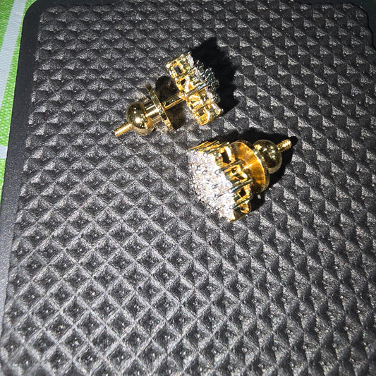 Push type screw mossanite stones earrings . Not 916 gold