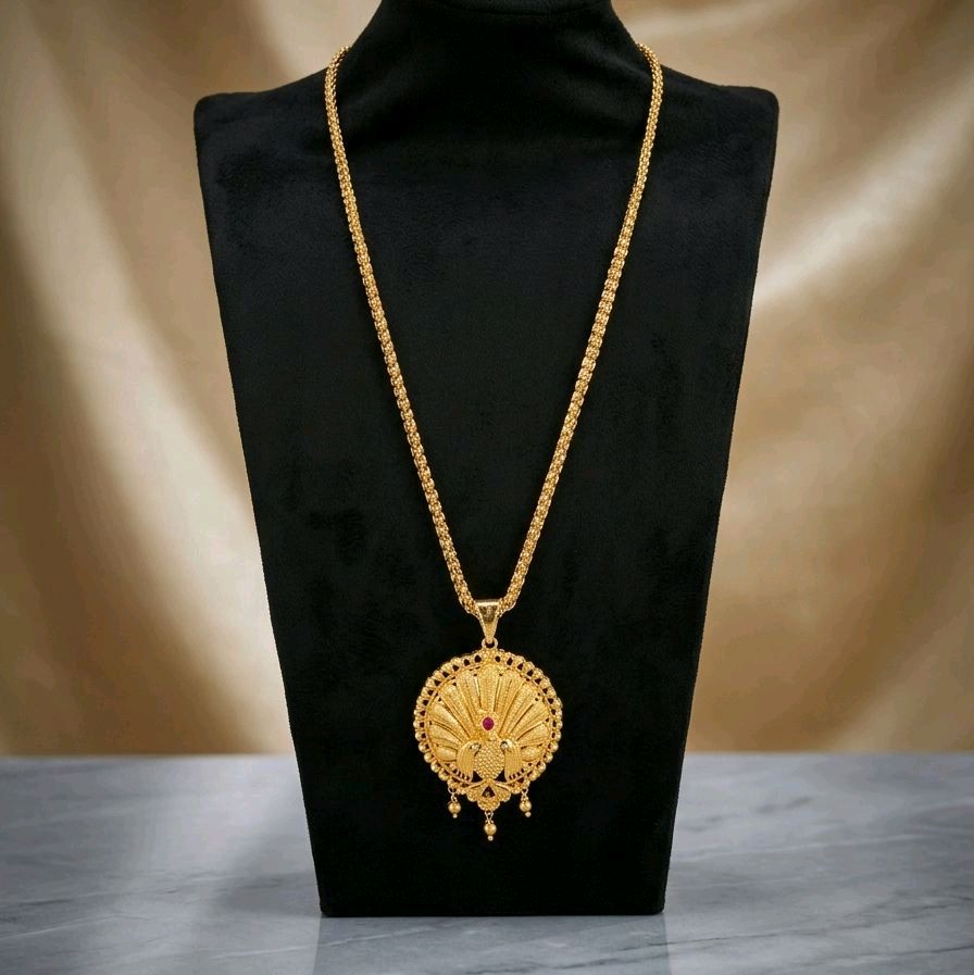 28 inches diamond cut chain with removable peacock locket. NOT 916 GOLD. CODE P989